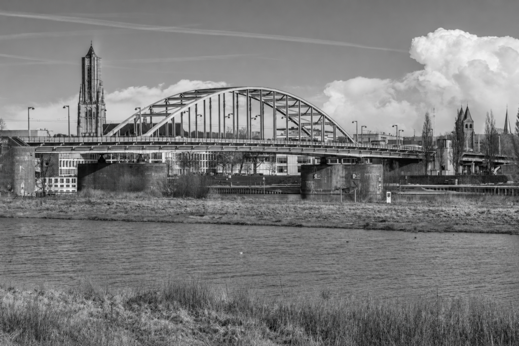 John Frostbrug in Arnhem met de Eusebiuskerk op de achtergrond, provincie Gelderland.