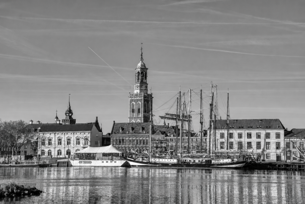 Historische binnenstad van Kampen in Overijssel, met de Nieuwe Toren en zeilschepen aan de IJssel.