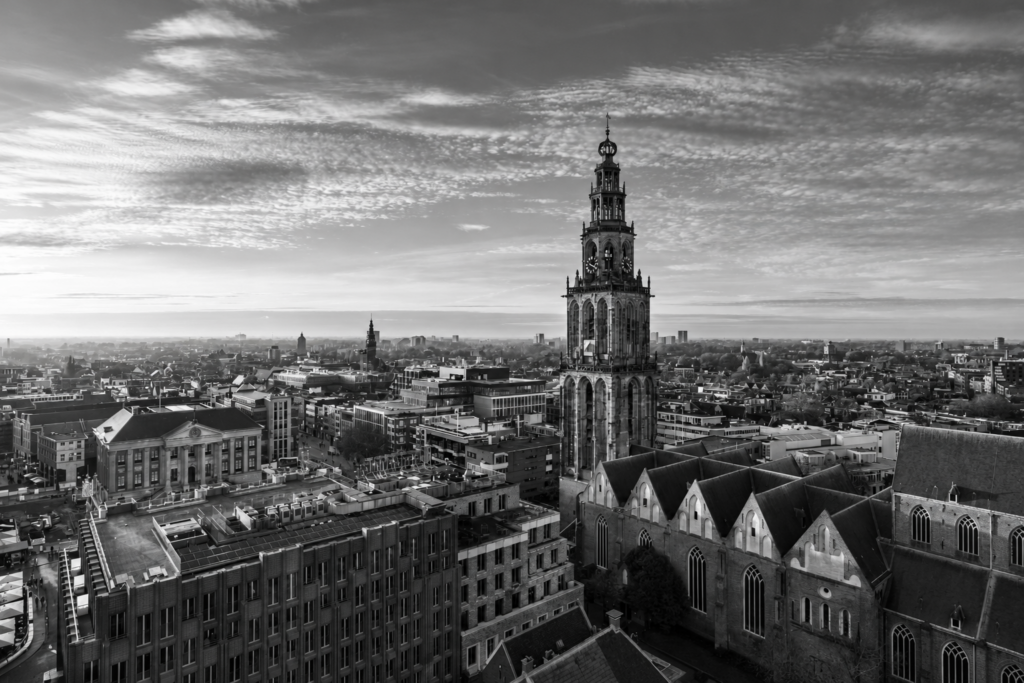 Uitzicht over de binnenstad van Groningen met de Martinitoren en historische gebouwen.